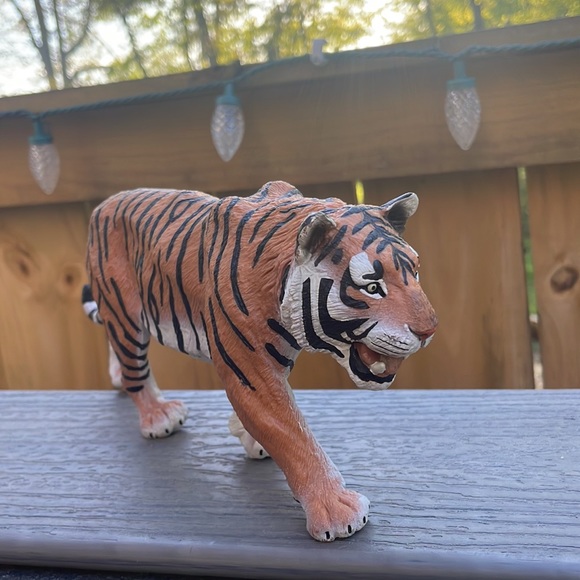 Realistic Tiger Action Figure - Picture 3 of 8